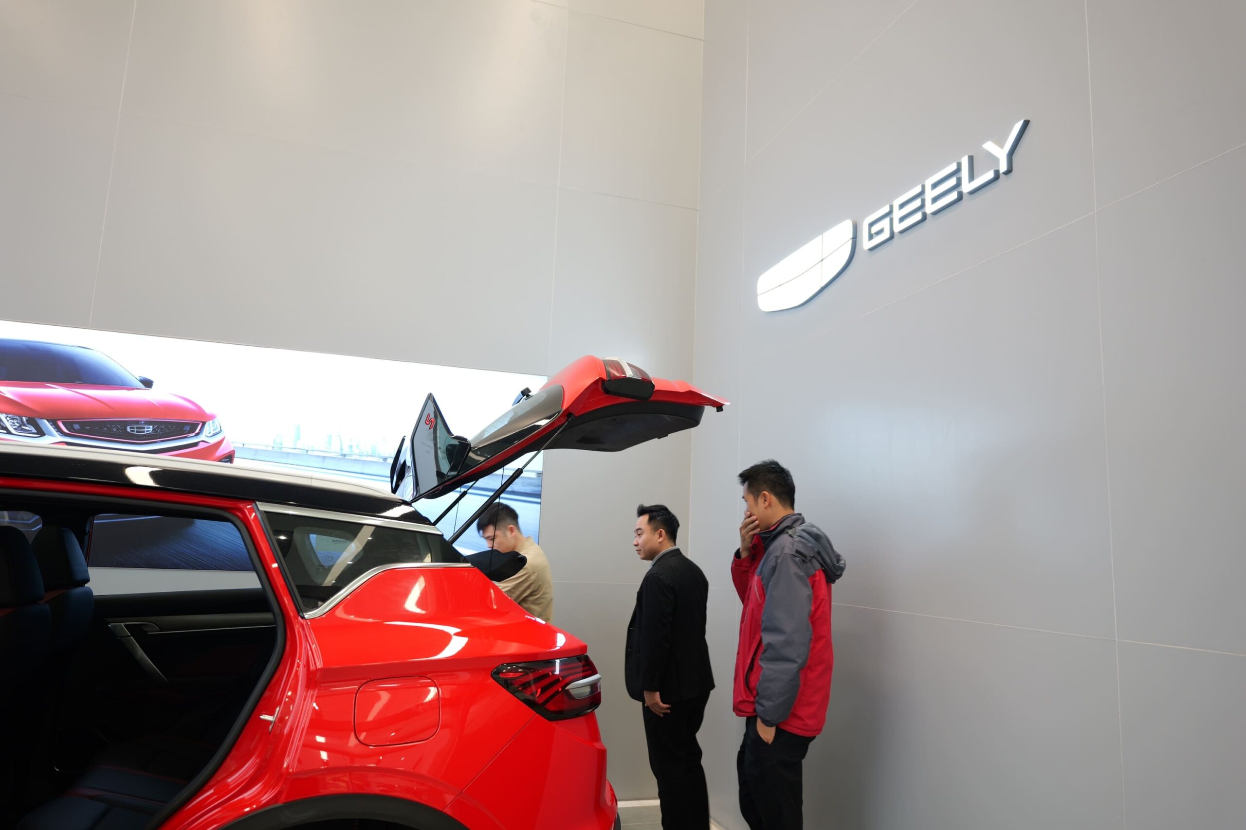 Đội ngũ Geely Hà Nam hỗ trợ khách hàng nhiệt tình