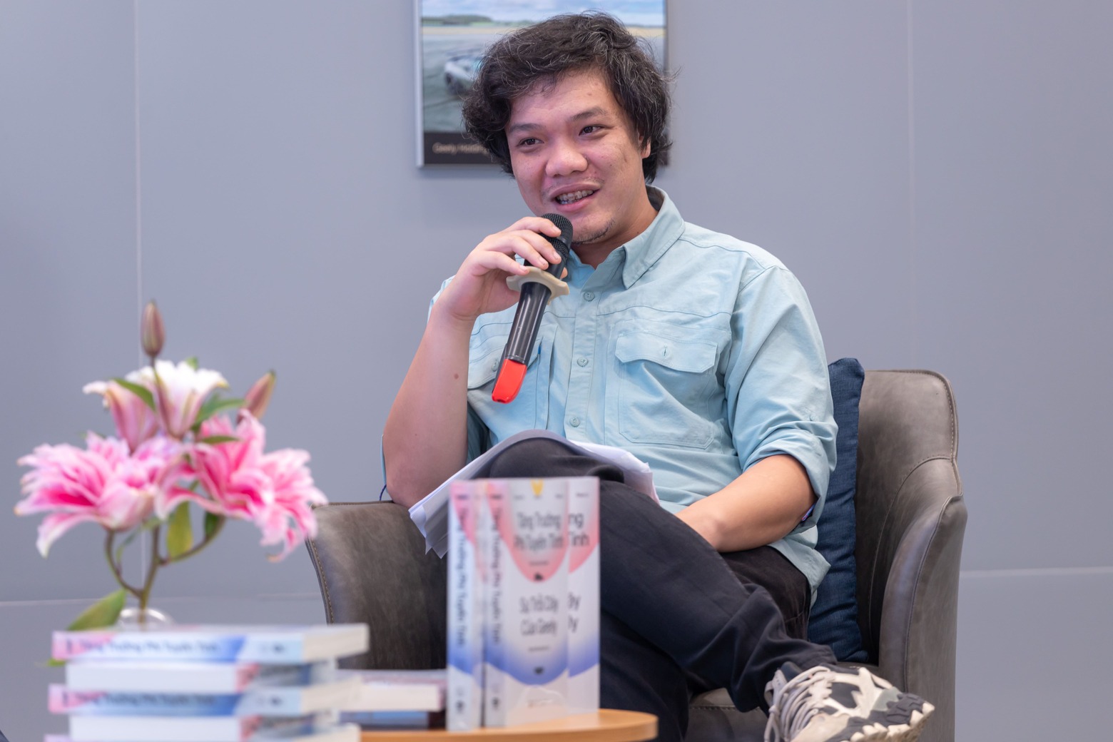 4. Nha bao Dinh Duc Hoang la nguoi dan dat ket noi cac dien gia tai buoi ra mat sach.0161 3