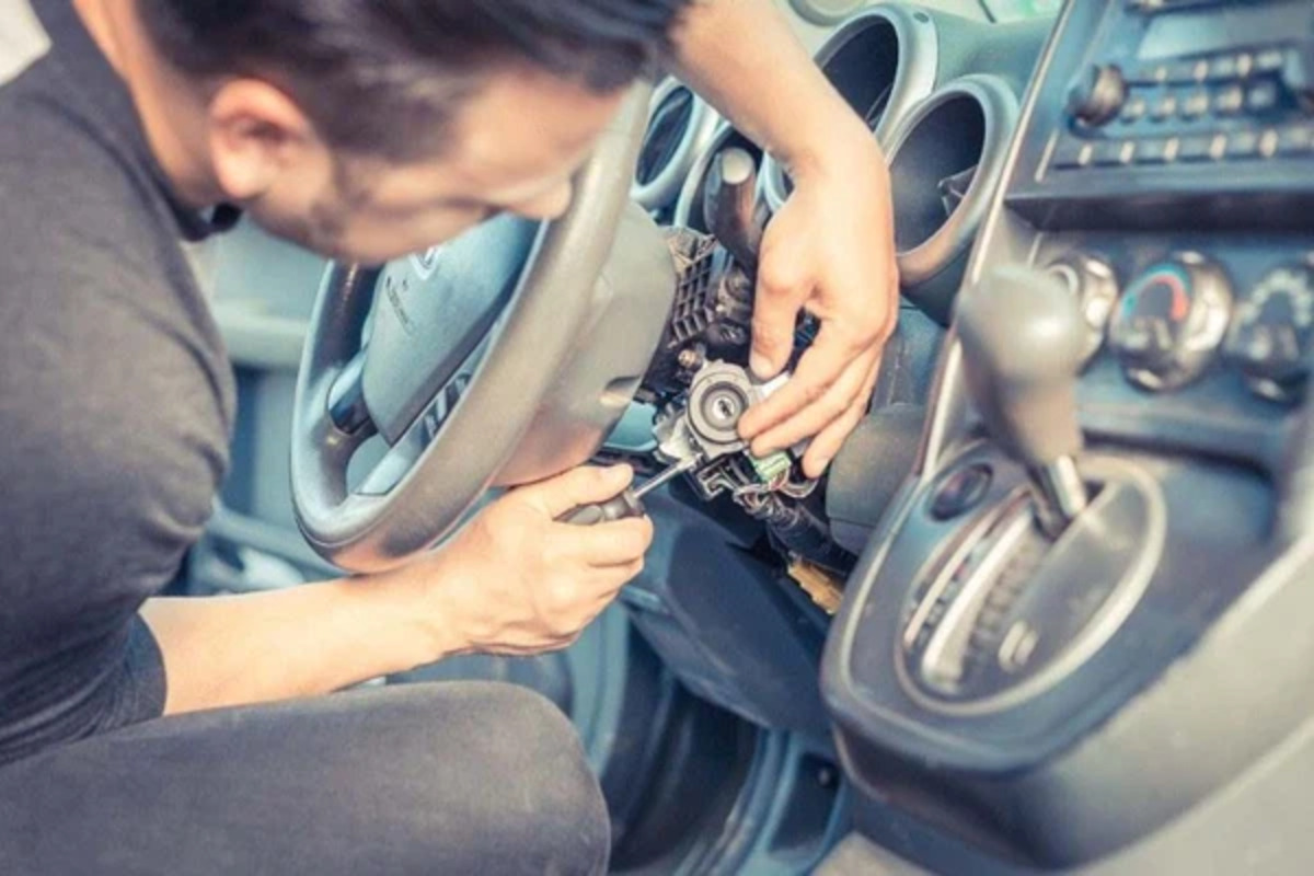 Hướng dẫn 3 cách xử lý đơn giản nhất khi xe ô tô bị khóa vô lăng