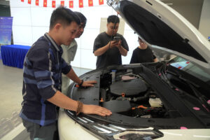 Khách hàng khám phá Geely EX5 EM-i plug-in hybrid hoàn toàn mới