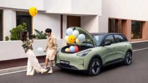 Xe điện Geely EX2 chạy trong phố. Chỉ với ~13 kWh/100 km, một tháng sạc tại nhà chưa đến 500.000 đ.